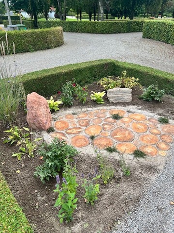 Gravsted anlagt som eksempel, cypresklodser og planter